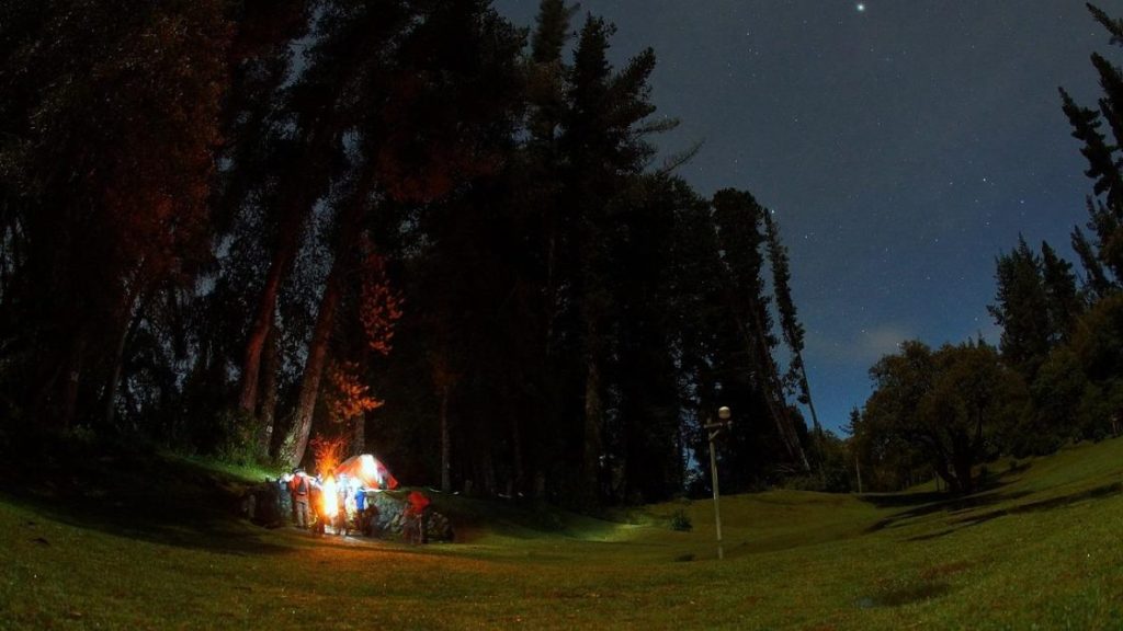 Draagbare campingkeuken gemaakt van aluminium, compact en lichtgewicht voor buitenavonturen en camping