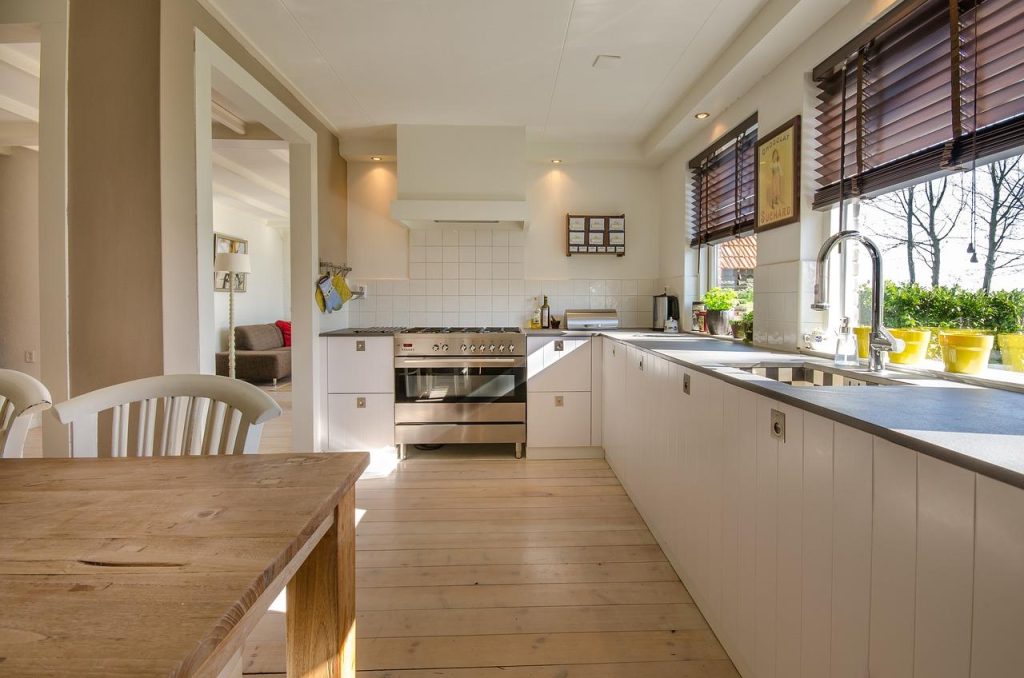 Luxe maatwerk keuken met moderne inrichting, functioneel design en persoonlijke styling elementen