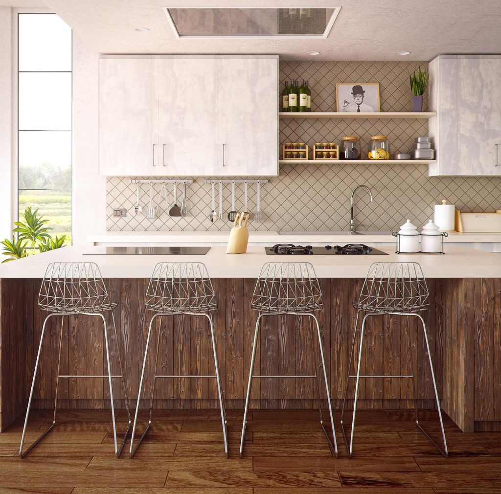 Houten keuken met zwart blad: moderne combinatie van warme houtstructuur en strak zwart werkblad in een elegant keukenprogram